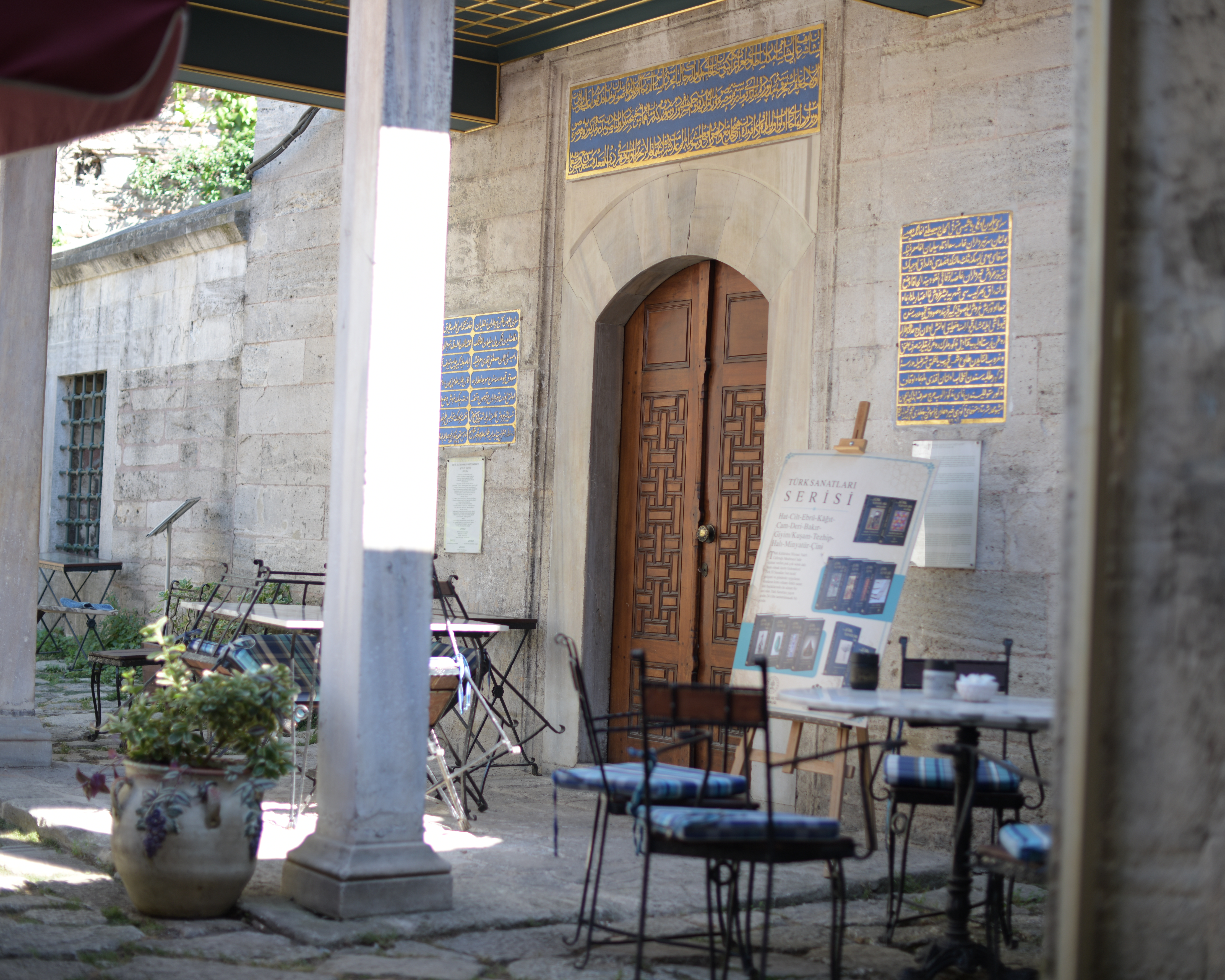 Caferağa Medresesi'nin avlusu